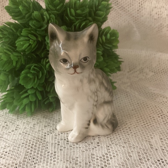 Vintage White Kitty Cat Figurine Bone China Taiwan 3" Tall Collectible. - Picture 4 of 7